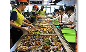 中山工廠飯?zhí)贸邪臼⒑氩惋?以酒店式高標(biāo)準(zhǔn)管理，守護(hù)員工“舌尖上的安全”